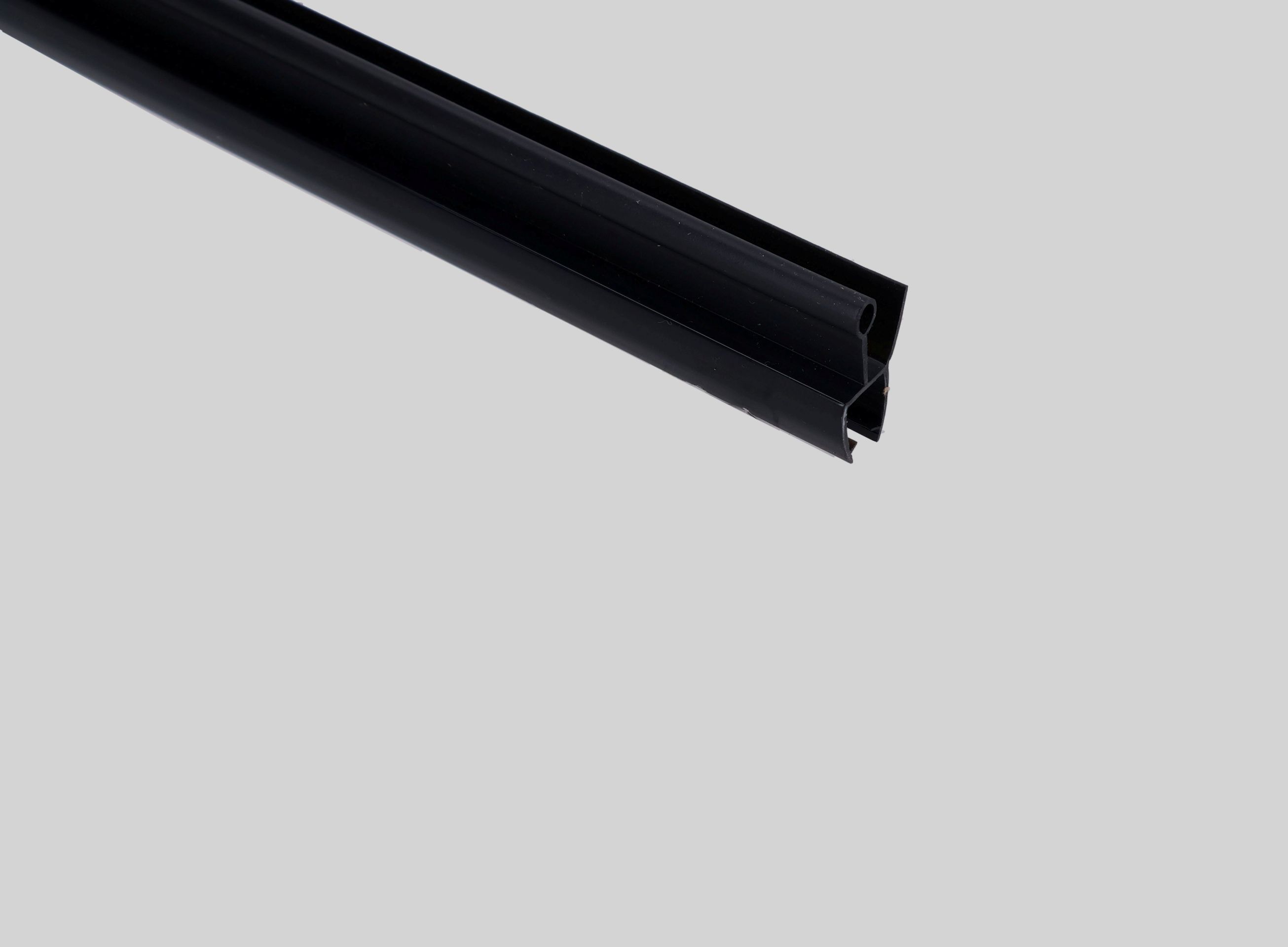 AR019-FO2-8-BL საშხაპე კაბინის რეზინი შავი PVC 8mm 2.2m/psc TM-K019