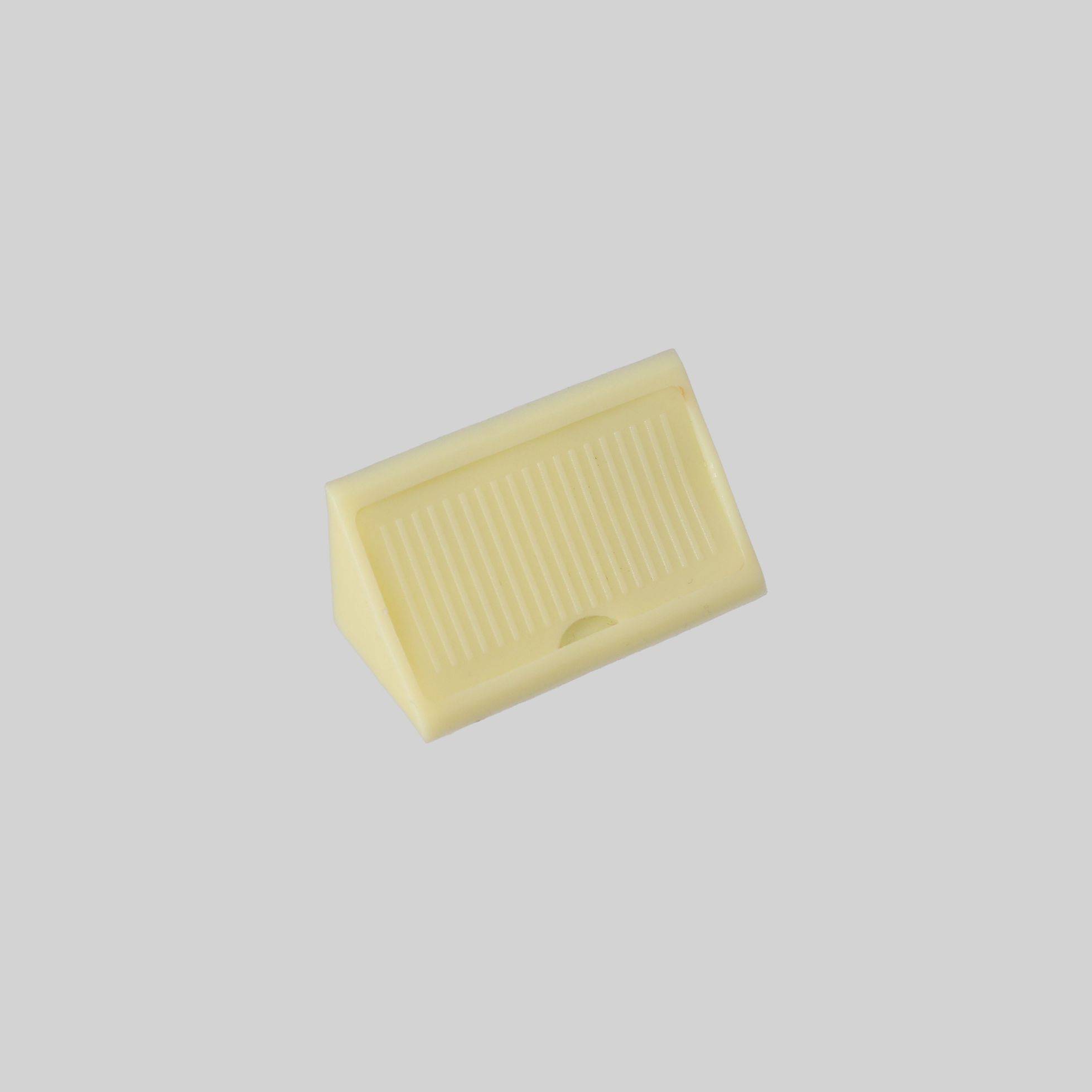 კუთხის შემკვრელი პლასტმასის 42*20*20mm ბეჟი TM-695